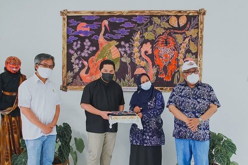 Menteri BUMN Erick Thohir menyerahkan bantuan secara simbolis kepada Kepala Dinas Sosial Provinsi Jawa Barat, Dodo Suhendar yang akan diteruskan ke penyandang disabilitas, Senin (11/10/2021). (Ist.)