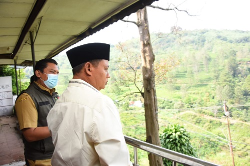 Wagub Jabar, Uu Ruzhanul Ulum saat berada di kawasan wisata Rindu Alam, Cisarua, Kabupaten Bogor. (Ist.)