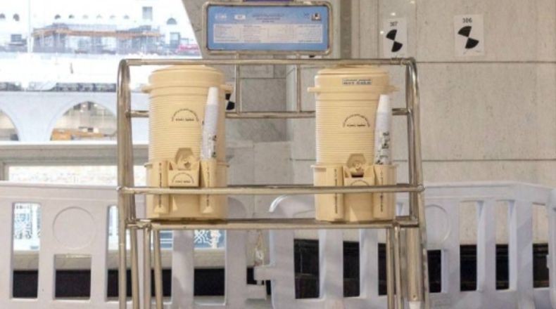 Dua Masjid Suci kembali menyediakan dispenser air zamzam bagi jemaah umrah dan pengunjung setelah dihentikan 1,5 tahun lalu akibat pandemi Covid-19.