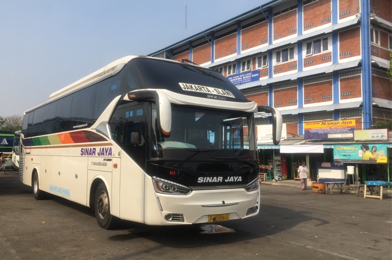 Bus Sinar Jaya trayek Bekasi-Slawi di Terminal Bekasi, Rabu (13/10/2021) pagi. Foto: BeritaTrans.com.