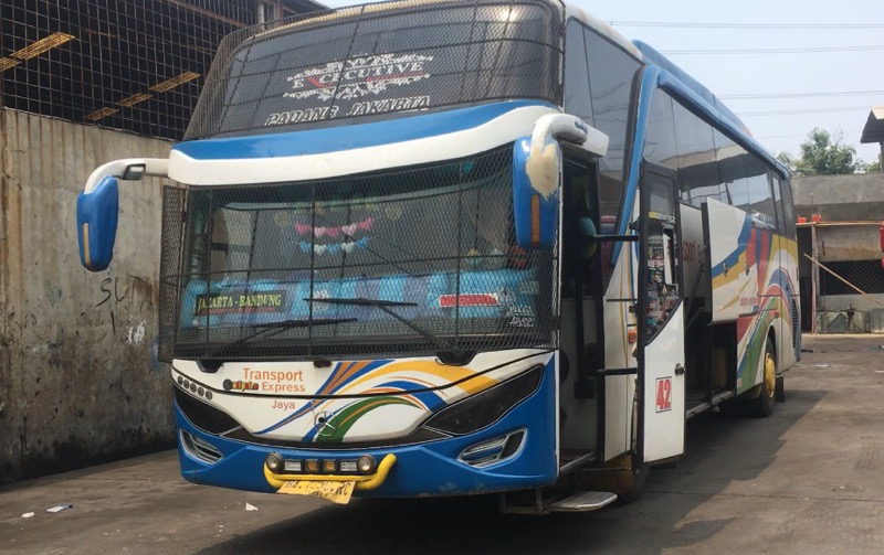 Bus Transport Express Jaya di pool Tambun Selatan, Bekasi, Rabu (13/10/2021). Foto: BeritaTrans.com.