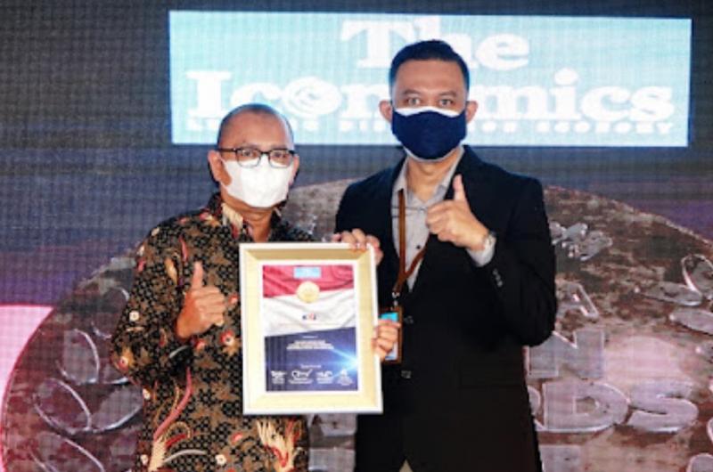 Vice President Public Relations KAI Joni Martinus (kiri) saat menerima penghargaan dalam ajang BUMN Awards 2021 yang diserahkan langsung oleh Founder & CEO The Iconomics Bram S. Putro.(KAI)