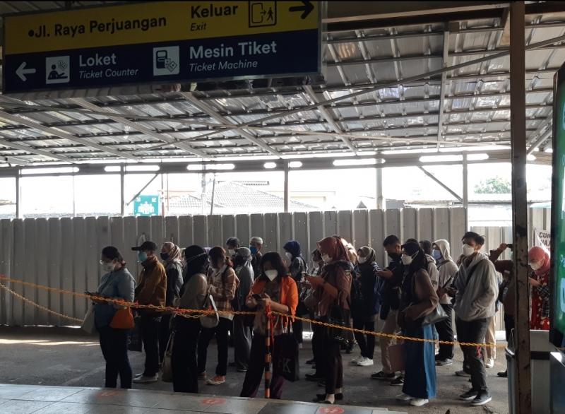 Antrean penumpang KRL di Stasiun Bekasi pada, Rabu (13/10/2021).