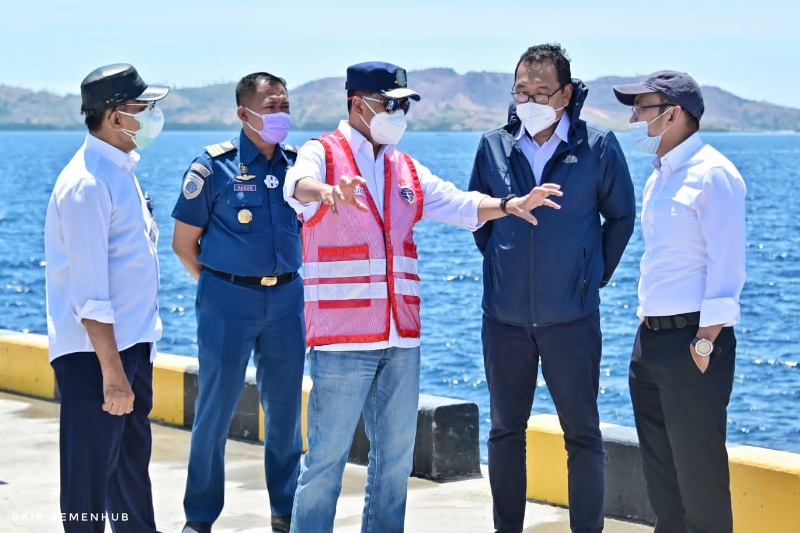 Menhub di sela meninjau Pelabuhan Multipurpose NTT