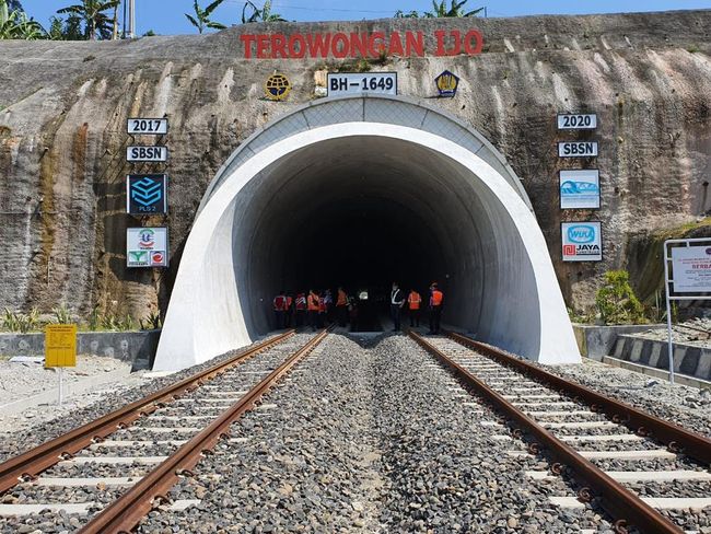 Pemerintah merampungkan jalur ganda kereta api (KA) lintas selatan Jawa dari Cirebon sampai Jombang sepanjang 550 Km. Foto: cnbcindonesia.com.