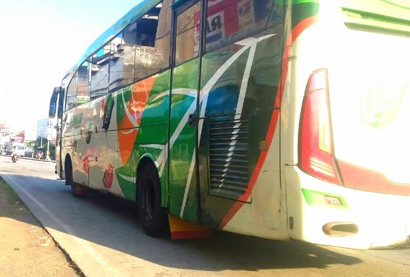Bus-bus Cirebon-Jakarta mulai ramaikan jalan Pantura. (Taryani)