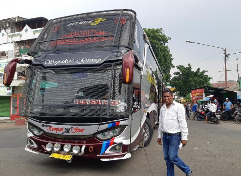 Rizal dengan bus Sempati Star yang dia kendarai dari Bekasi untuk menuju Medan.