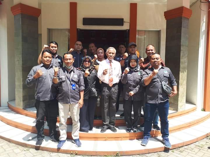 Anggota GAPPIT Se-Ciayumajakuning bersilaturahmi ke Dinas Kebudayaan dan Pariwisata (Budpar) Indramayu. Tampak rombongan foto bersama dengan Kadis Budpar, Drs. Carsim. (Ist.)