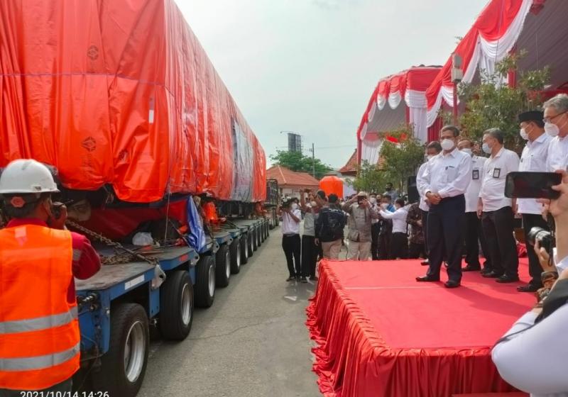 Dirjen Perkeretaapian Kementerian Perhubungan RI, Zulkifri melepas trainset LRT Jabodebek ke-31 untuk dikirim ke Jakarta di PT INKA Kota Madiun, Jawa Timur, Kamis (14/10/2021).
