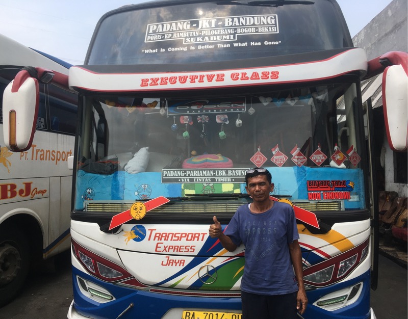 Edi Jambak, pengemudi bus Transport Express Jaya. Foto: BeritaTrans.com.