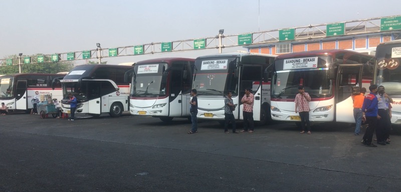 Bus AntarKota di area keberangkatan Terminal Bekasi, Jumat (15/10/2021) pagi. Foto: BeritaTrans.com.