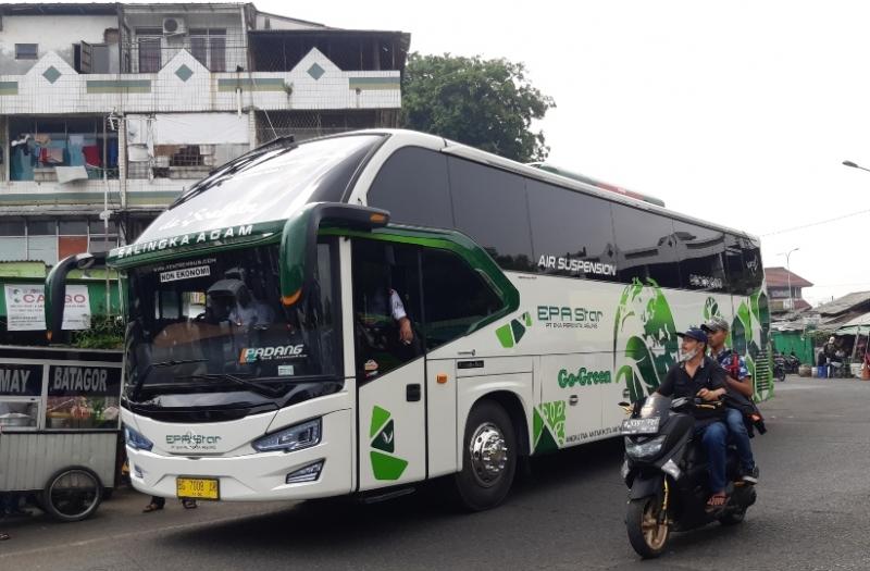 Bus EPA Star saat menaikkan penumpang dari Terminal Bekasi, Jawa Barat, Jumat (15/10/2021).