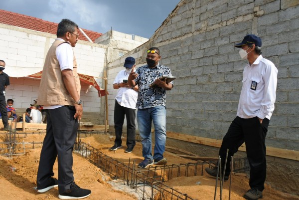 Petugas dari Kementerian PUPR sedang memantau kualitas rumah subsidi melalui aplikasi Sipetruk. (Ist.)