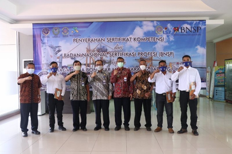 Penyerahan sertifikat bagi TKBM di Surabaya