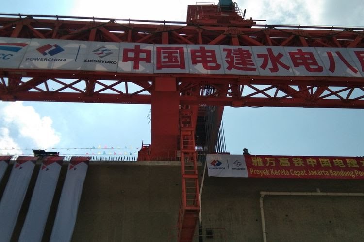 Penyelesaian pemasangan girder box sesi pertama Kereta Cepat Jakarta Bandung, di wilayah Telukjambe Barat, Karawang, Jumat (28/5/2021).