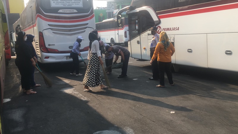 Petugas/staff Terminal Bekasi tengah bersih-bersih dalam kegiatan Jumat bersih, Jumat (15/10/2021) pagi. Foto: BeritaTrans.com.