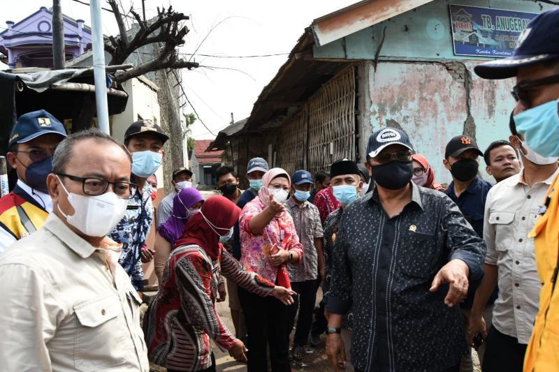  Anggota DPR RI H. Dedi Wahidi, Kepala Balai Besar Jalan Nasional DKI-JawaBarat,  Wilan dan Bupati Indramayu Nina Agustina saat peninjauan pekerjaan infrastruktur. (Ist.)