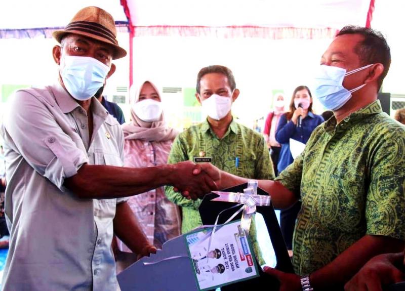 Bupati Subang menyerahkan berbagai  bantuan saat kunjungan ke Kecamatan Pamanukan dan Kecamatan Sukasari. (Ist.)