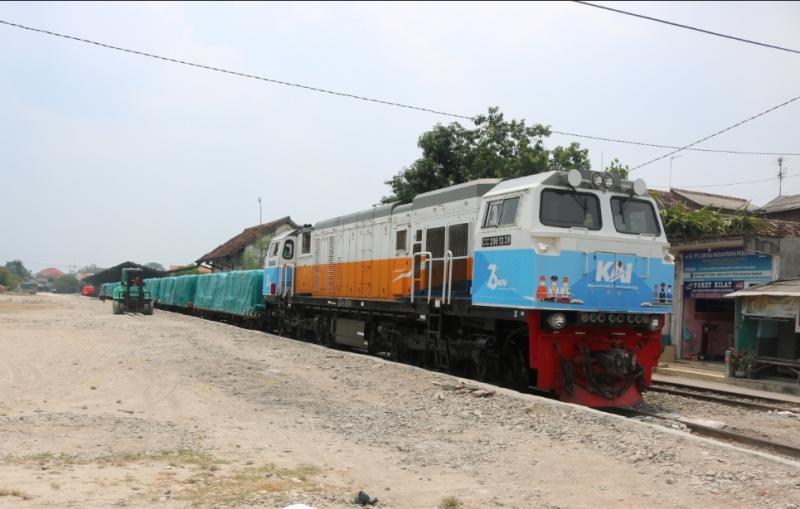 Rangkaian KA Barang Angkutan Semen relasi Babat-Jakarta Gudang di Stasiun Babat, Kabupaten Lamongan pada Jumat (15/10).(foto:KAI)