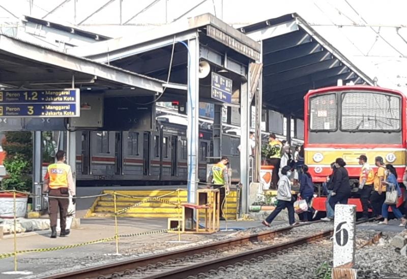 Suasana di Stasiun Bekasi pada Ahad (17/10/2021) pagi.