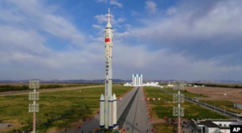 Pesawat ruang angkasa berawak Shenzhou-13 di atas roket pembawa Long March-2F dipindahkan ke area peluncuran Pusat Peluncuran Satelit Jiuquan di barat laut China, 7 Oktober 2021. (Foto: Xinhua via AP)