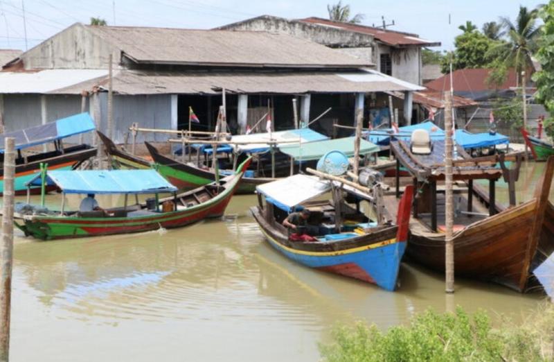 Nelayan tradisional beraktivitas di Kecamatan Pantai Labu, Kabupaten Deli Serdang, Sumatera Utara, Ahad (17/10/2021).