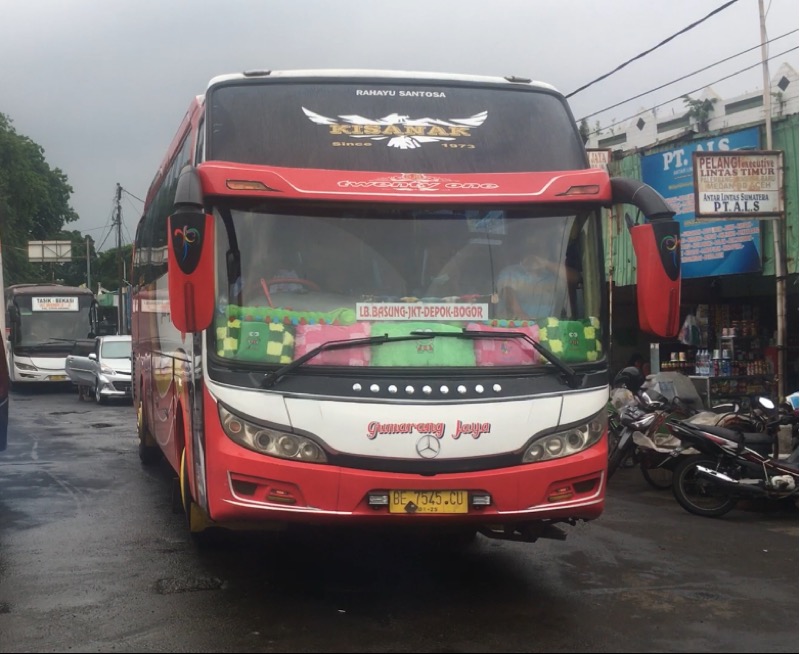 Bus Gumarang Jaya saat tiba di Terminal Bekasi, Senin (18/10/2021). Foto: BeritaTrans.com.