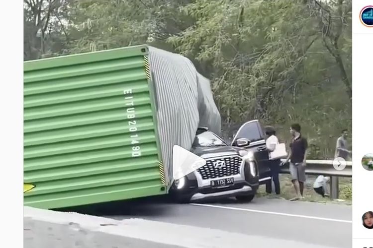 Kecelakaan truk terguling yang menimpa Hyundai Palisade di Tol Cipularang (16/10/2021). Foto: kompas.com.