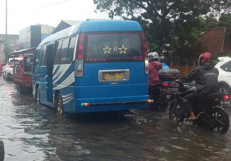 Diguyur hujan sejumlah ruas jalan di Kota dan Kabupaten Bekasi tergenang. (Taryani)