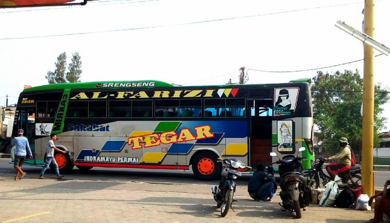 Crew bus Tegar Sahabat turun jemput penumpang di jalur Pantura, Indramayu, Jabar, Senin (18/10/2021) pagi. (Taryani)