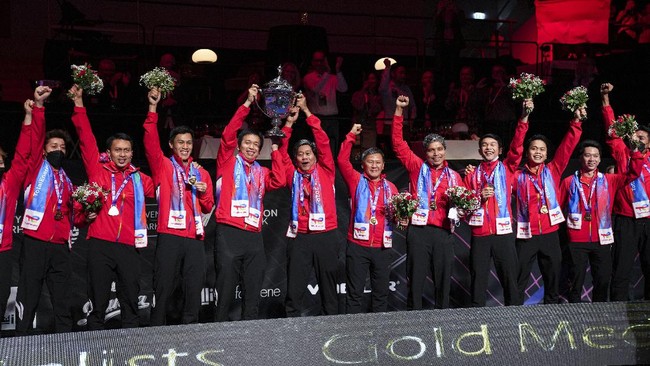 Tim Indonesia angkat piala di podium Thomas Cup 2020 tanpa kibaran bendera Merah Putih.
