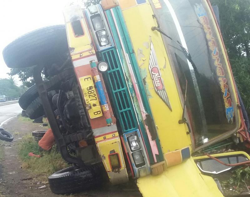 Truk Hino E 9827 B muatan besi tua terguling saat akan naik jembatan Cilet tepatnya di jalur Pantura, Desa Santing, Kecamatan Losarang, Indramayu, Jabar, Senin (18/10/2021) subuh. (Taryani) 