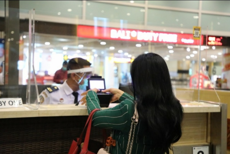 _Keterangan foto: Petugas Kantor Imigrasi Bandara I Gusti Ngurah Rai Bali memeriksa dokumen imigrasi penumpang internasional pada kegiatan simulasi 