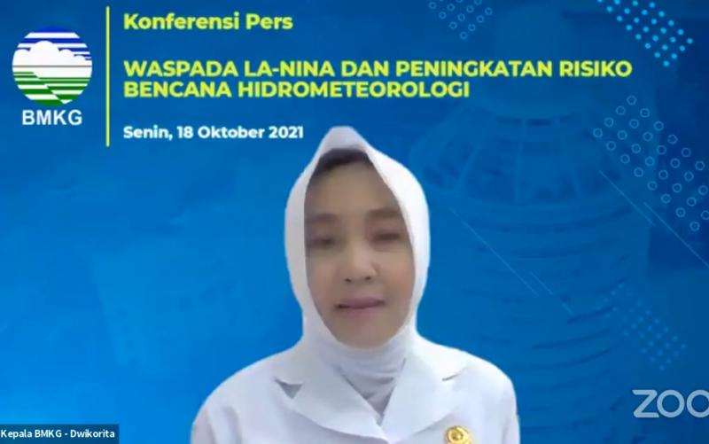 Kepala BMKG Dwikorita Karnawati dalam konferensi pers daring, Senin (18/10/2021).