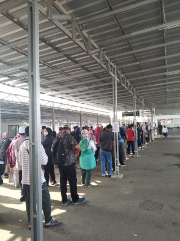 Antrean panjang di Stasiun Bojong Gede