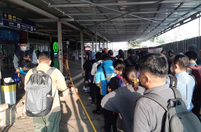 Suasana antrean penumpang KRL di Stasiun Bekasi, Jawa Barat, Senin (18/10/2021).