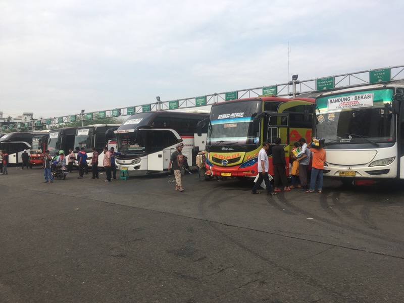 Bus AntarKota di area keberangkatan Terminal Bekasi, Selasa (19/10/2021) pagi. Foto: BeritaTrans.com.