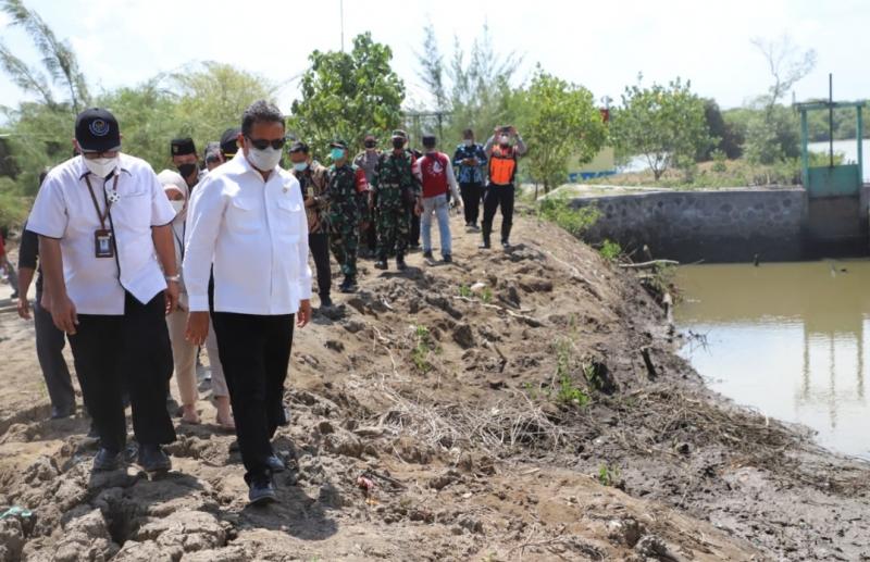 Menteri KKP Sakti Wahyu Trenggono bersama rombongan saat berkunjung ke Pantai Sine, Selasa (18/10/2021).