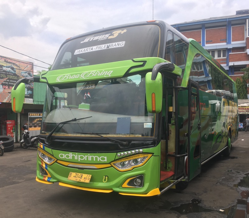Bus Adhi Prima Tujuan Bekasi-Palembang di Terminal Bekasi, Selasa (19/10/2021) siang. Foto: BeritaTrans.com.