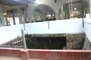 Sumur atau kolam Masjid Sabiul Huda ini kalau hari Jumat Kliwon banyak didatangi warga mengharap berkah. (Ist.)