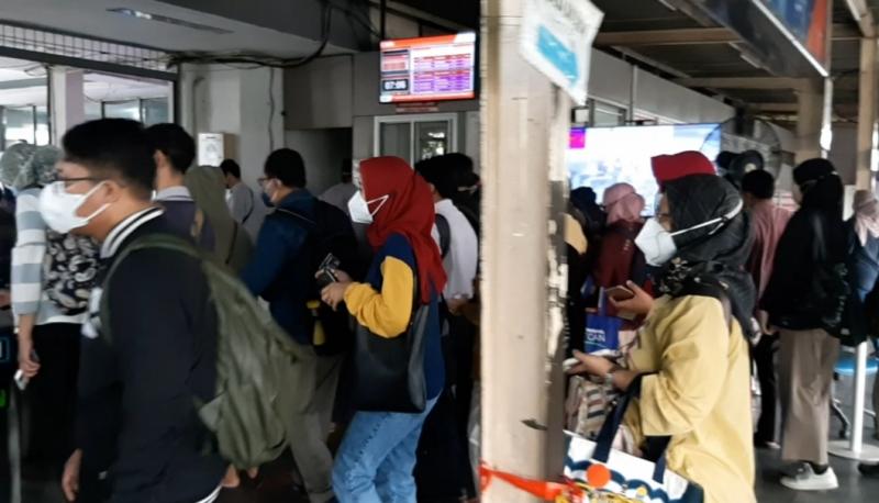 Penumpang KRL masuk melakukan tap tiket di utara Stasiun Bekasi, Selasa (19/10/2021) pagi.