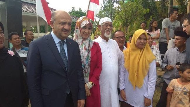 Pemimpin Darud Donya Cut Putri (baju merah) saat menemani kunjungan Wakil Perdana Menteri Turki Fikri Isik (dua kiri), di komplek pemakaman Turki, di Banda Aceh, Jumat (13/10/2017)-(ANTARA)