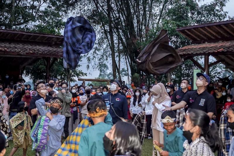 Menparekraf Sandiaga Uno bermain permainan tradisional bersama anak-anak di Desa Wisata Saung Ciburial, Garut, Jawa Barat. (Ist.)