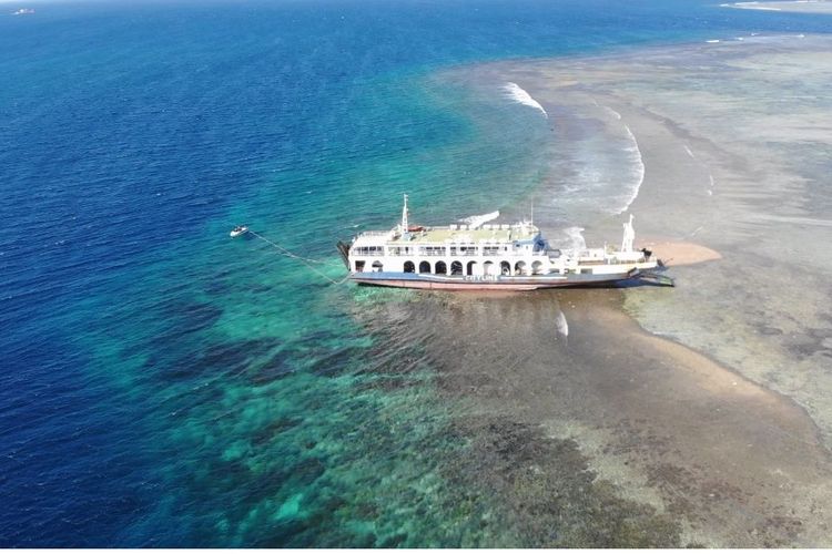 Kapal ferry kandas di Gosong Gili Kapal, perairan Selat Alas bagian utara, Kabupaten Lombok Timur, Provinsi Nusa Tenggara Barat. Foto: kompas.com.