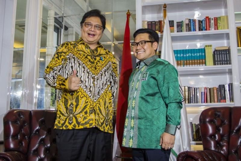 Ketum Partai Golkar Airlangga Hartarto (kiri) bersama Ketum PKB Muhaimin Iskandar atau Cak Imin.