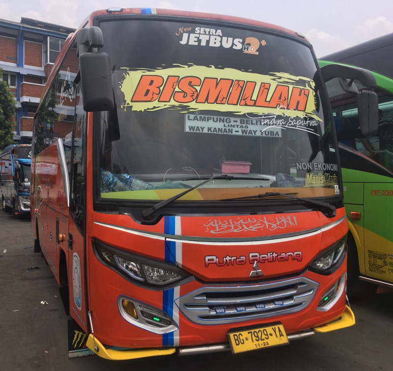 Bus Putra Belitang dengan tujuan Belitang, Sumatera Selatan di Terminal Bekasi. Foto: BeritaTrans.com.