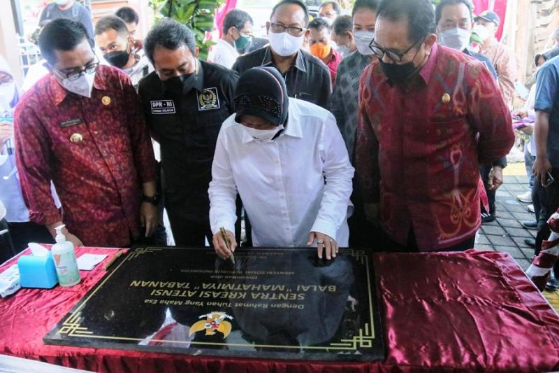 Mensos menandatangani prasasti saat meresmikan Sentra Kreasi Atensi Bali. (ist.) 