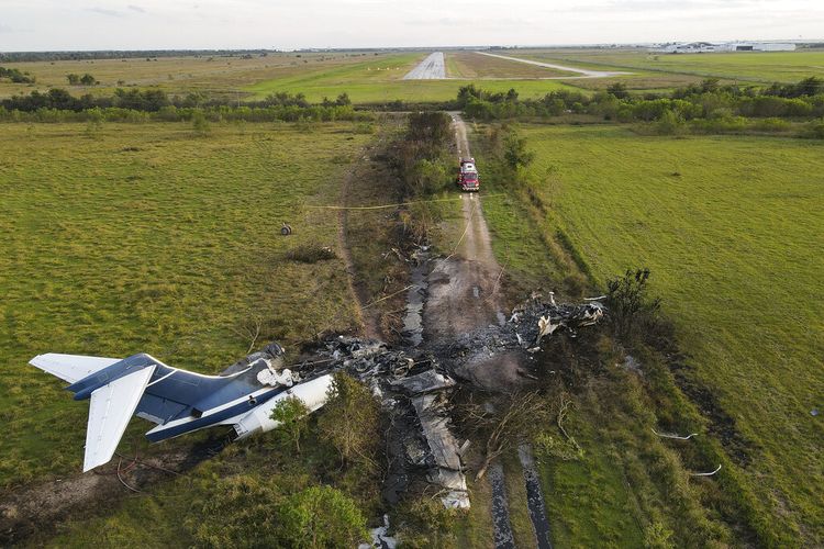 Sisa-sisa pesawat, yang terbakar segera setelah upaya lepas landas yang gagal di Bandara Eksekutif Houston, terlihat di utara Morton Road pada Selasa, 19 Oktober 2021, di Brookshire. Texas.