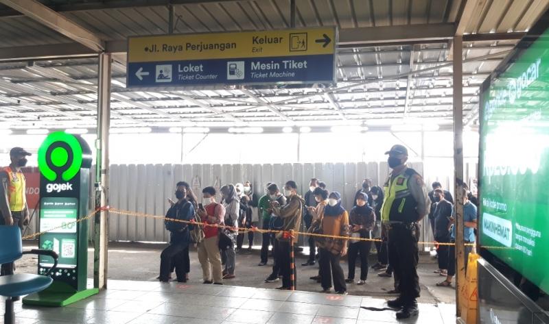 Antrean penumpang KRL di Stasiun Bekasi, Kamis (21/10/2021) pagi.