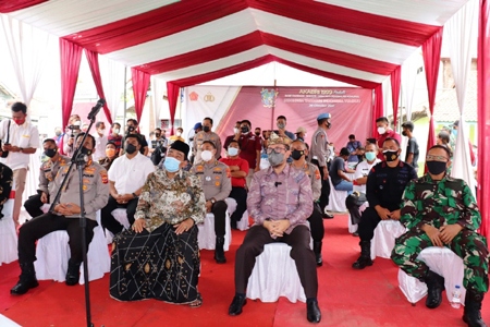 Bupati Cirebon Drs. H. Imron, M.Ag  bersama lulusan Akabri tahun 1999 saat mengadakan kegiatan vaksinasi di Kabupaten Cirebon. (Ist.)